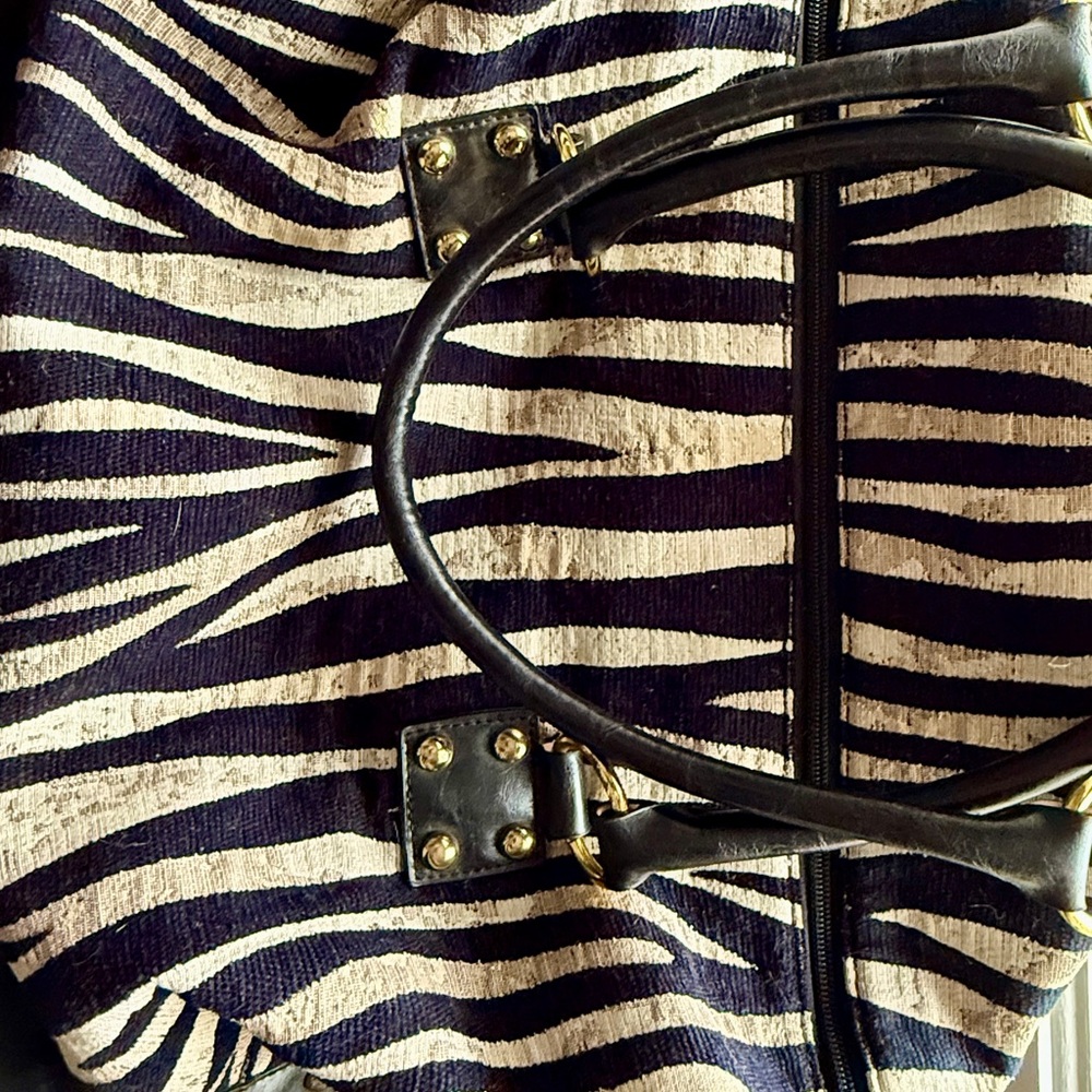 Stylish Zebra print duffle handbag. - Picture 9 of 12